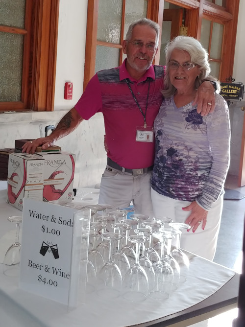 image of couple volunteering